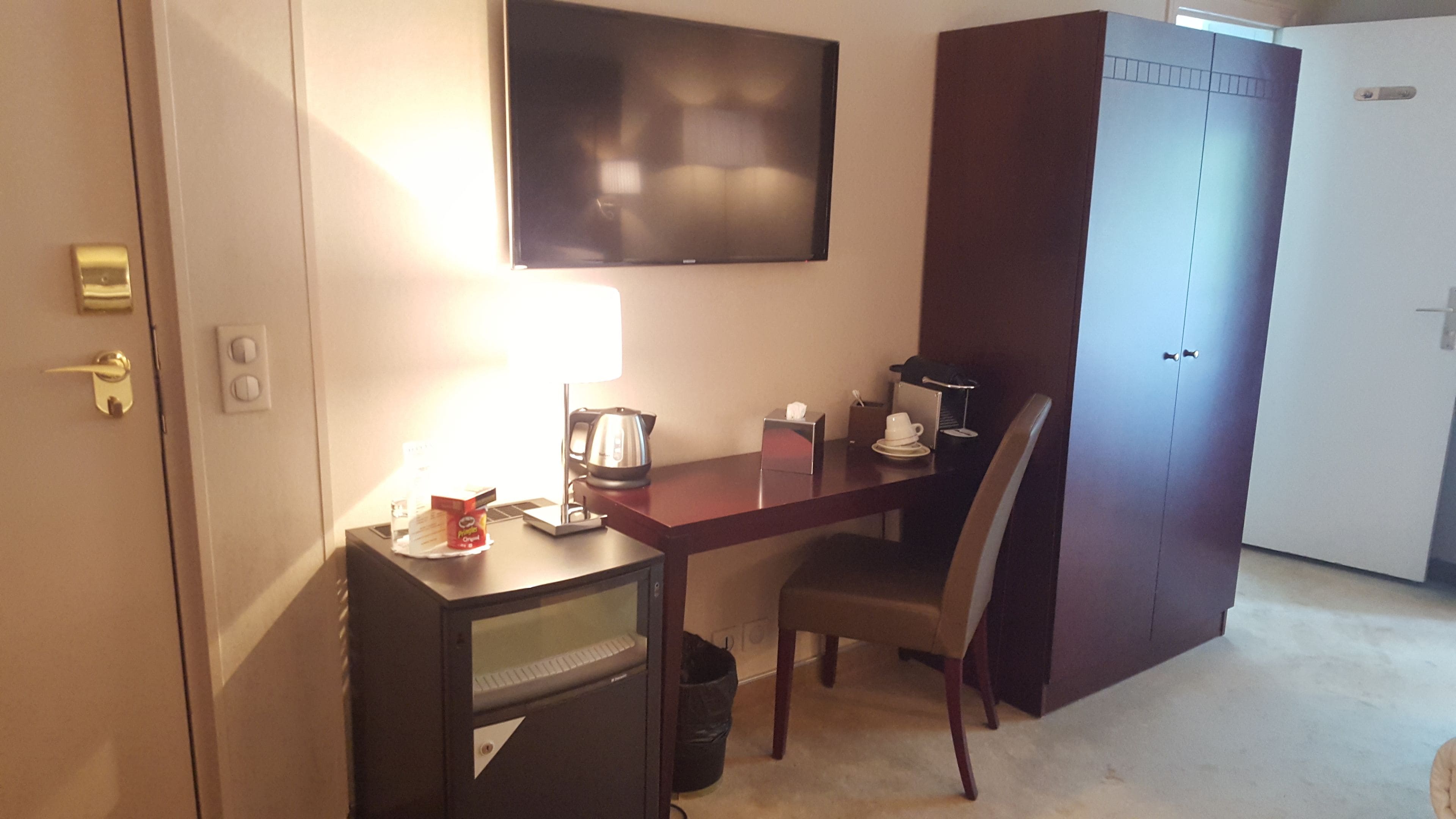 family room | premium bedding, minibar, in-room safe, desk