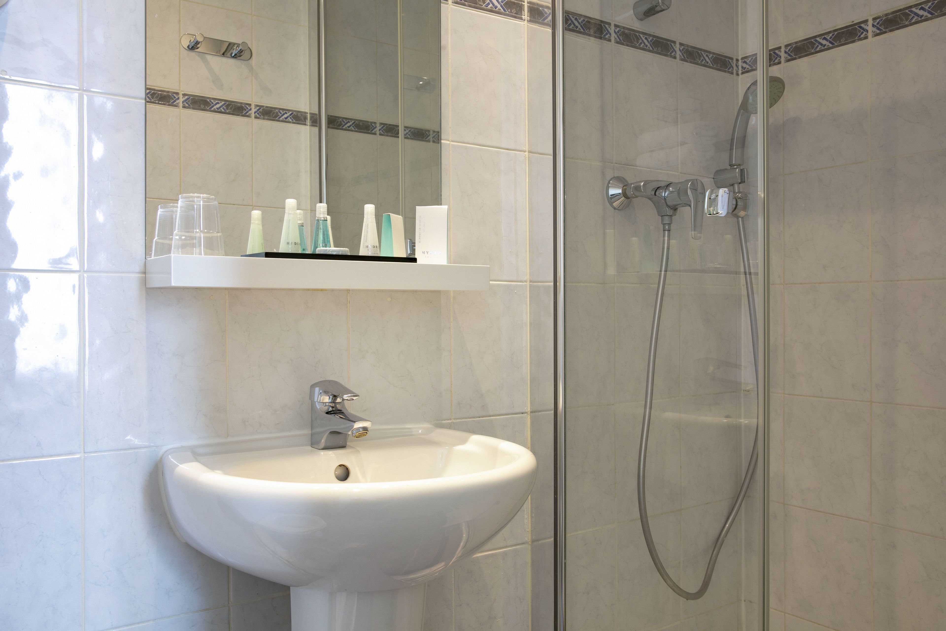 standard single room, 1 large single bed | bathroom | free toiletries, hair dryer, towels