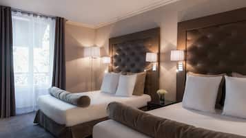 Habitación familiar | Ropa de cama de alta calidad, minibar, caja fuerte y escritorio