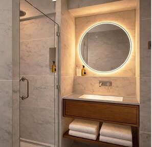 Chambre Exécutive | Salle de bain | Articles de toilette gratuits, sÚche-cheveux, serviettes fournies