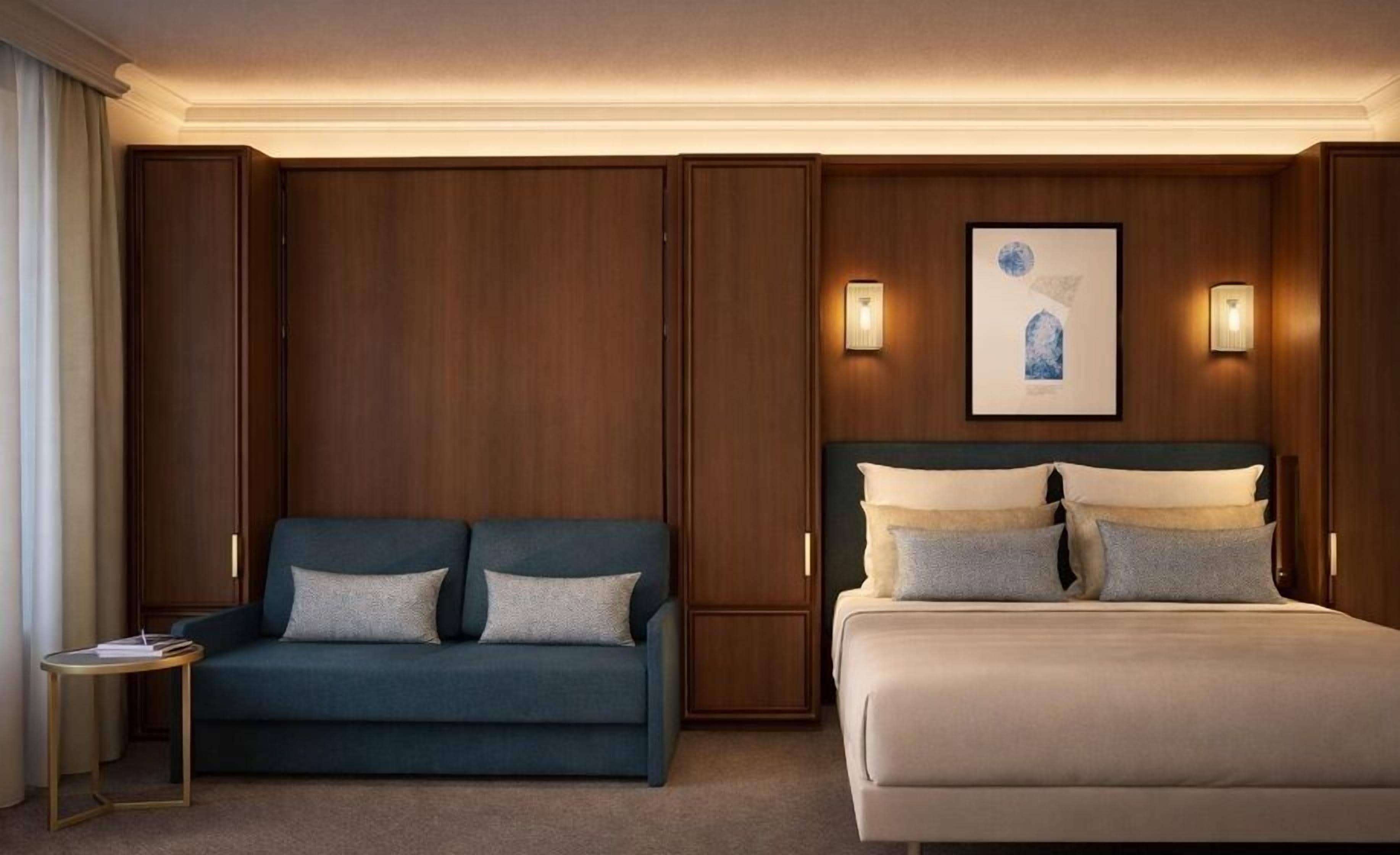 Executive kamer | Luxe beddengoed, een minibar, een kluis op de kamer, een bureau