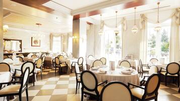 Desayuno a la carta (EUR 37 por persona)