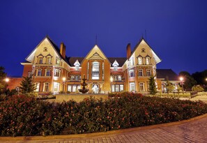 Overnatningsstedets facade – aften/nat