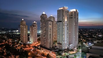 Boendets fasad - kväll/natt