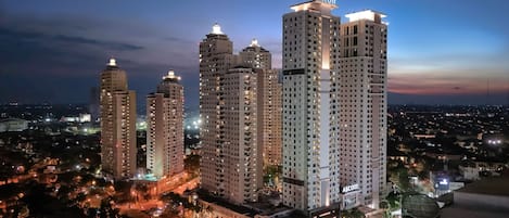 Façade de lâhĂ©bergement â soirĂ©e/nuit