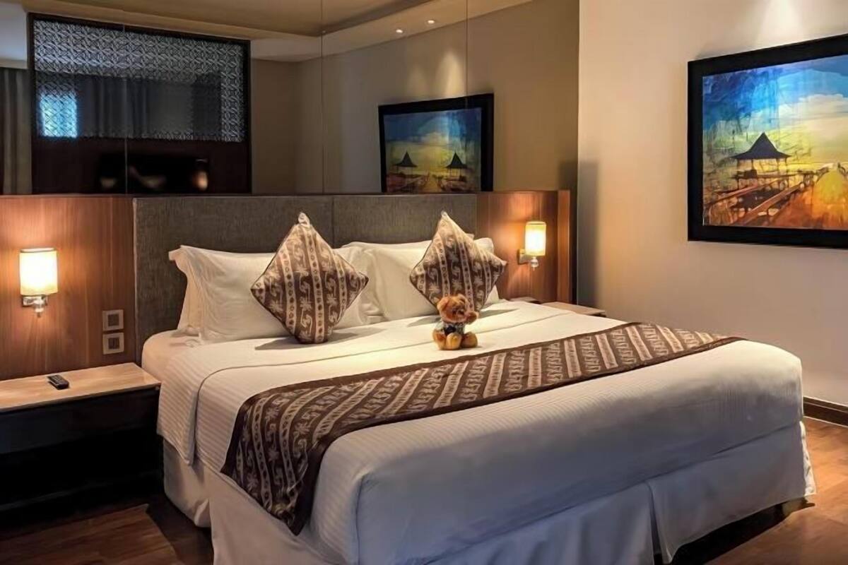 In-room safe, desk, laptop workspace, soundproofing