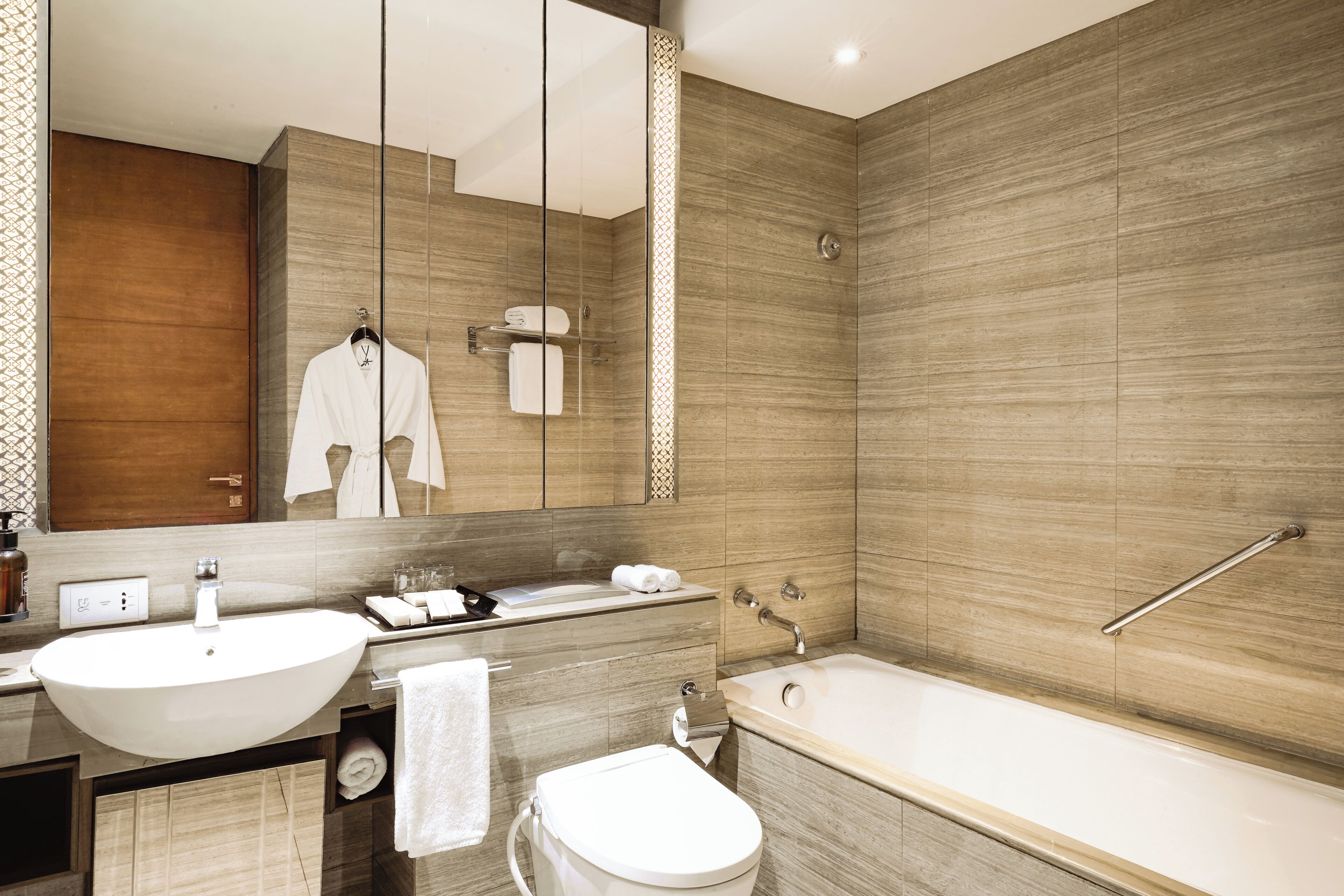Un baño moderno con lavamanos grande, inodoro y bañera.