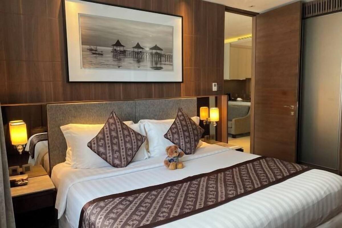 In-room safe, desk, laptop workspace, soundproofing