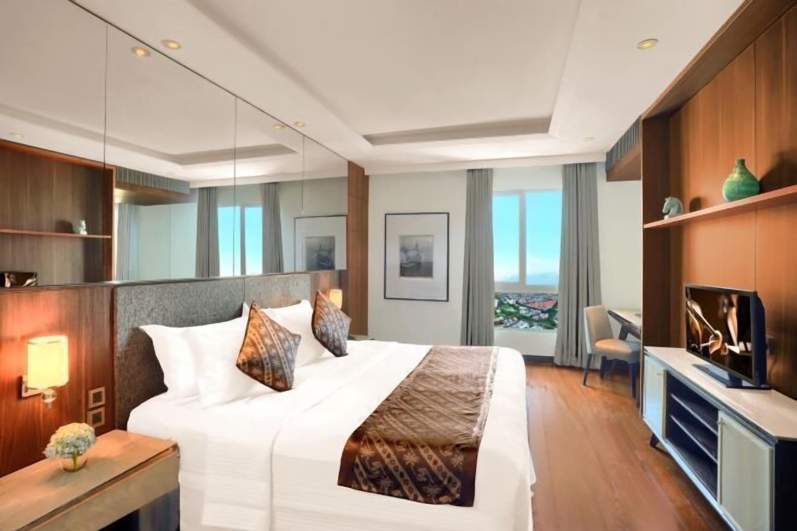 In-room safe, desk, laptop workspace, soundproofing