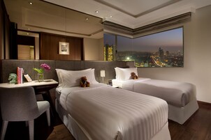 客房内保险箱、办公桌、笔记本电脑工作区、隔音