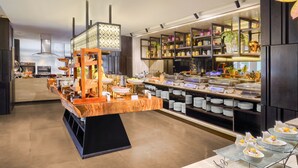 Una cocina moderna con una disposición tipo bufé, que incluye diversos platos y una exhibición de utensilios de cocina.