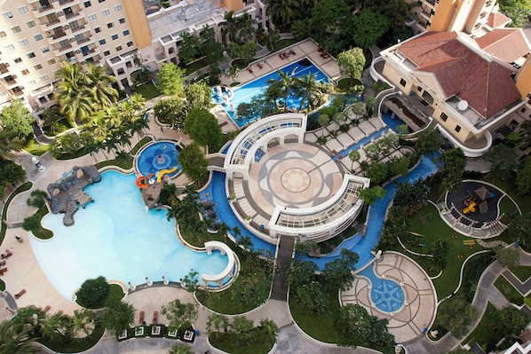 2 outdoor pools, free cabanas, sun loungers