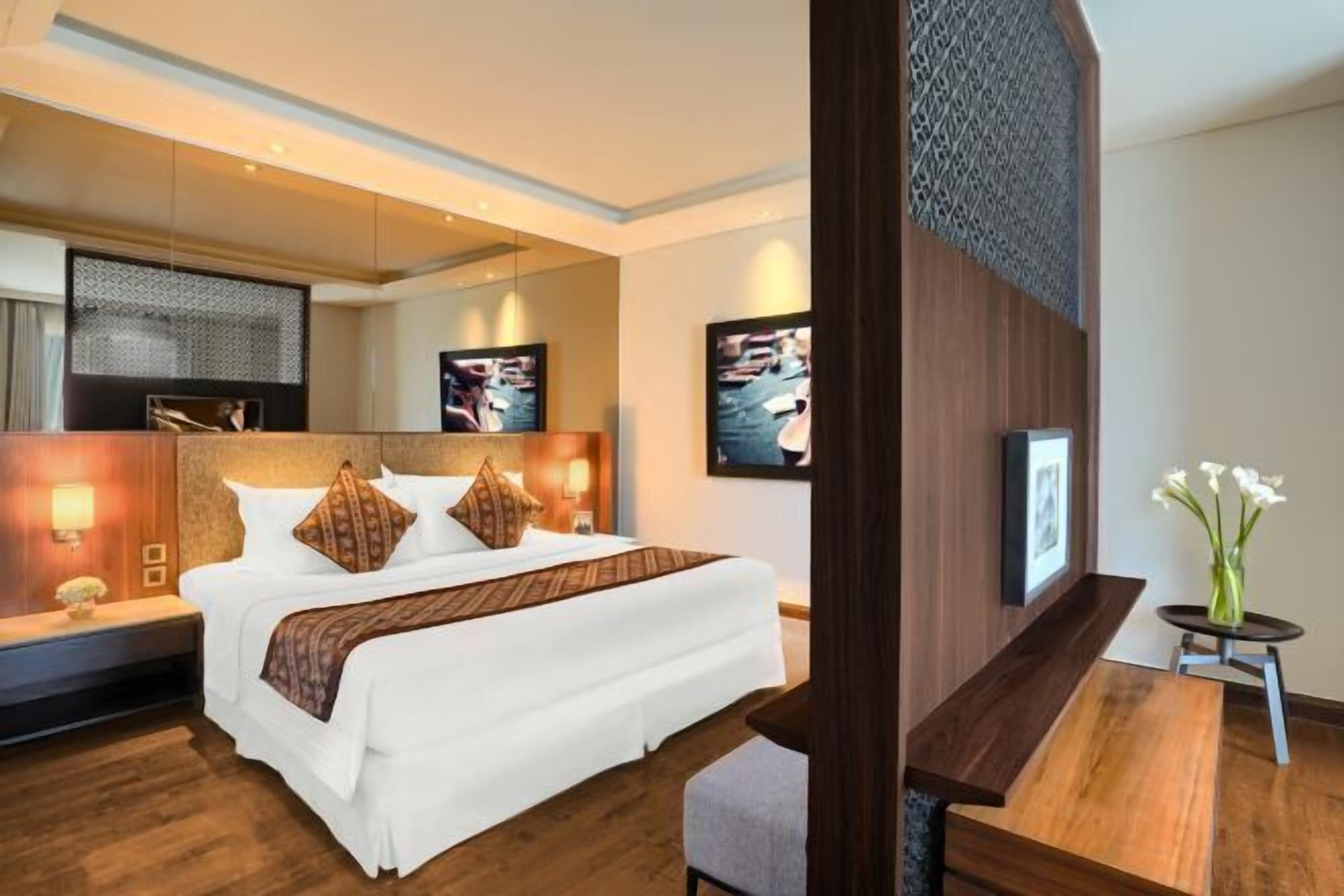 In-room safe, desk, laptop workspace, soundproofing