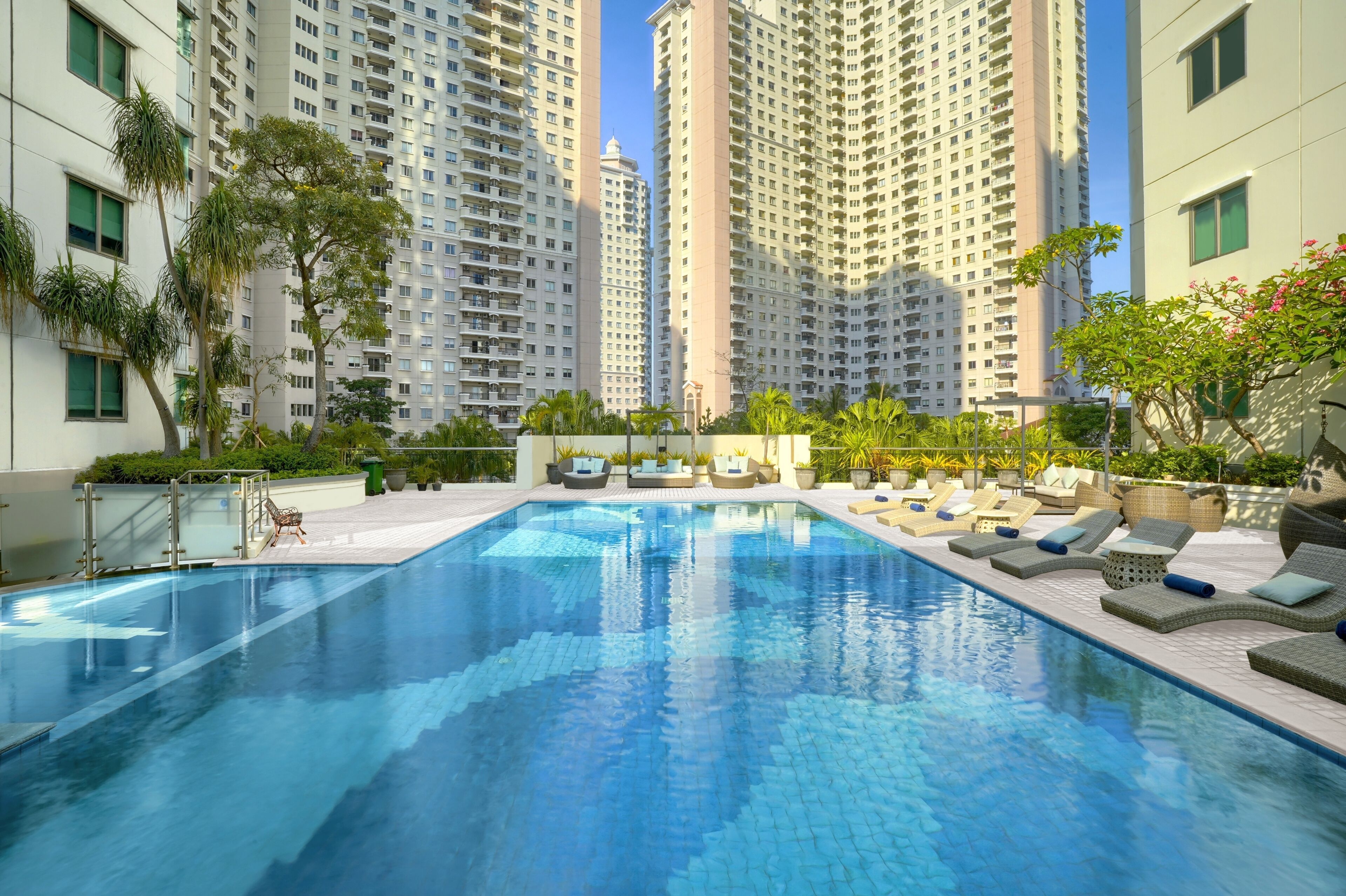 2 utomhuspooler, gratis cabanor och solstolar