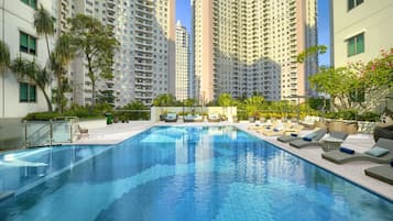 2 utomhuspooler, gratis cabanor och solstolar