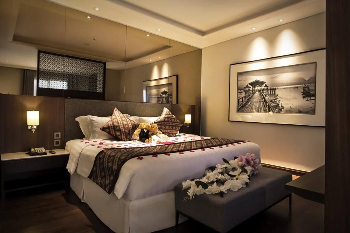 In-room safe, desk, laptop workspace, soundproofing