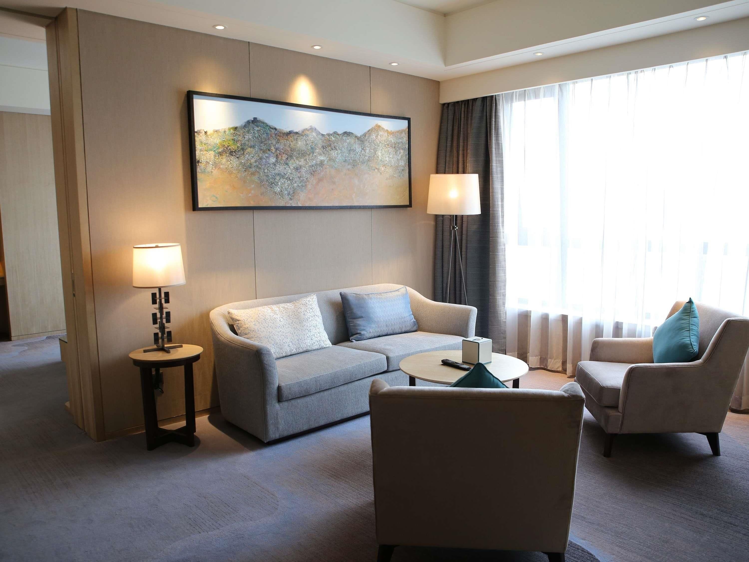 Svit Deluxe - 1 kingsize-säng - tillgång till Club Lounge | Sängtillbehör av högsta kvalitet, duntäcken och minibar