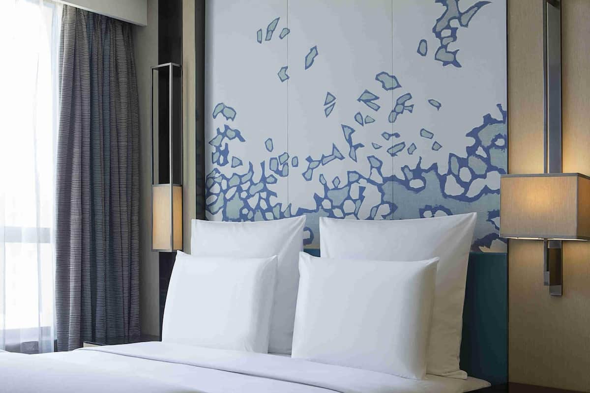 Deluxe-Zimmer, 1 King-Bett, Zutritt zur Club Lounge (Executive, High Floor) | 1 Schlafzimmer, hochwertige Bettwaren, Daunenbettdecken, Minibar