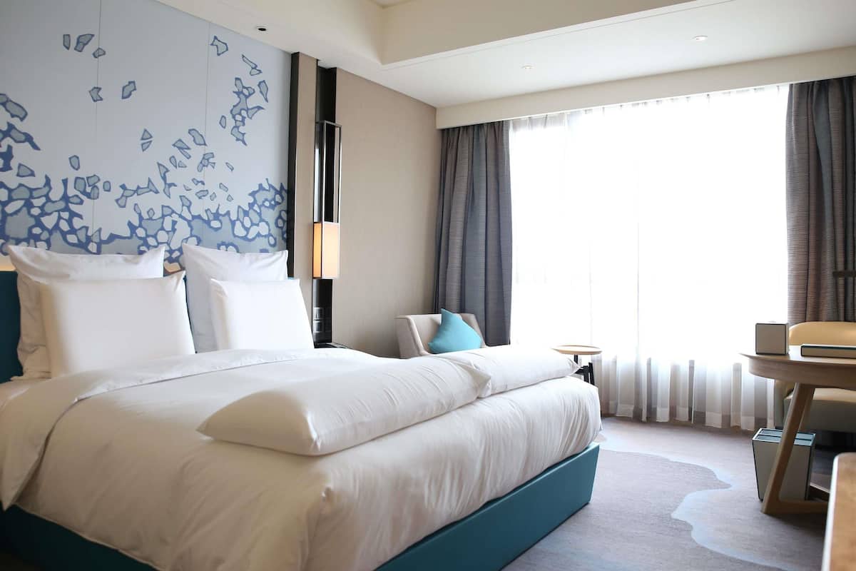 Deluxe Room, 1 King Bed | 1 bedroom, premium bedding, down comforters, minibar