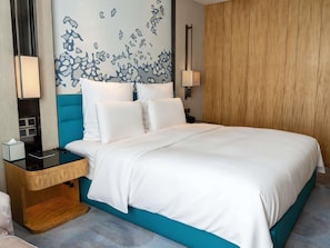 Habitación Deluxe, 1 cama King size | Ropa de cama de alta calidad, edredón y minibar 