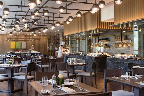 3 restaurantes; se sirve desayuno, almuerzo y cena; cocina internacional