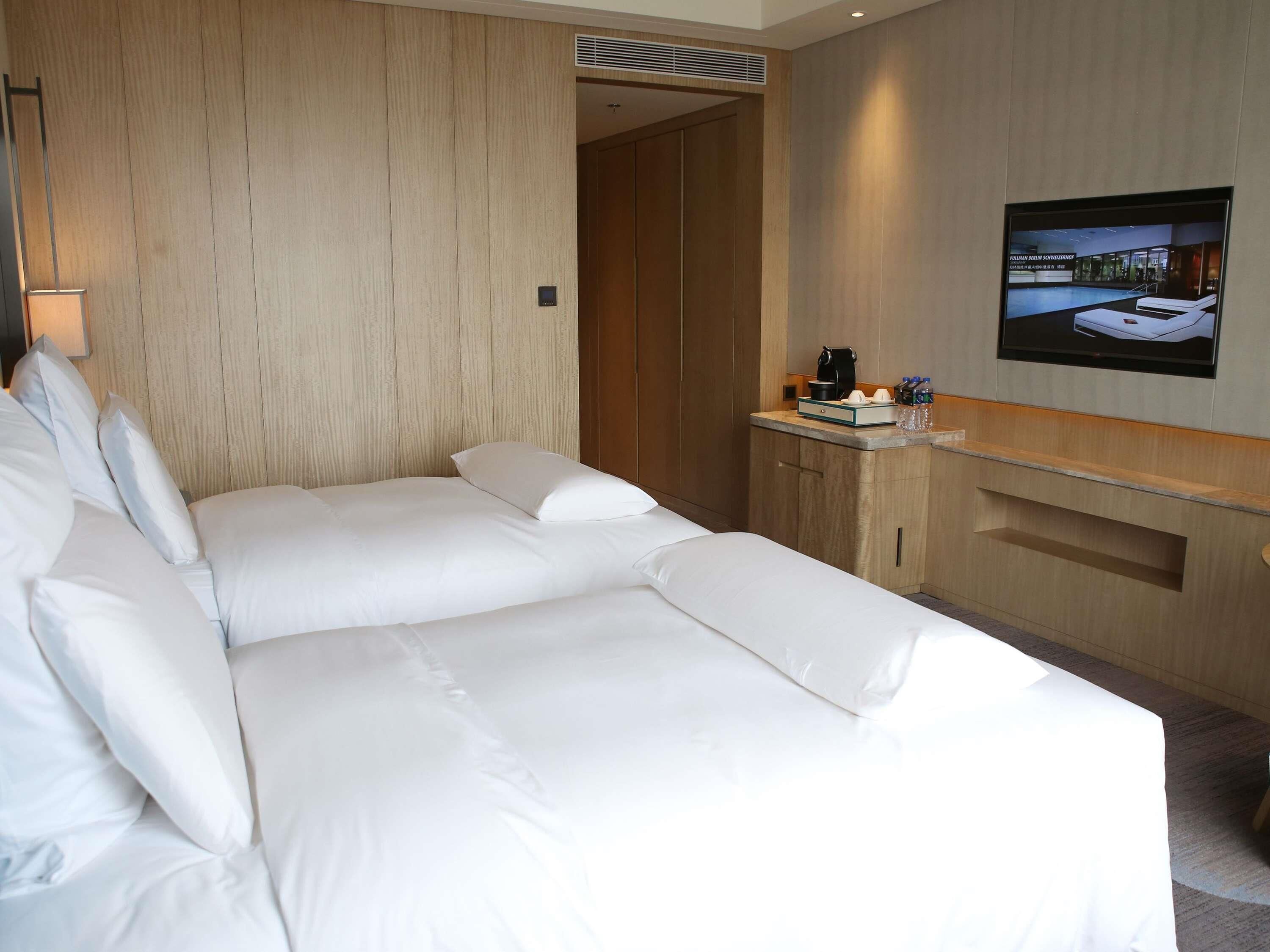 Ropa de cama de alta calidad, cubrecamas y minibar 