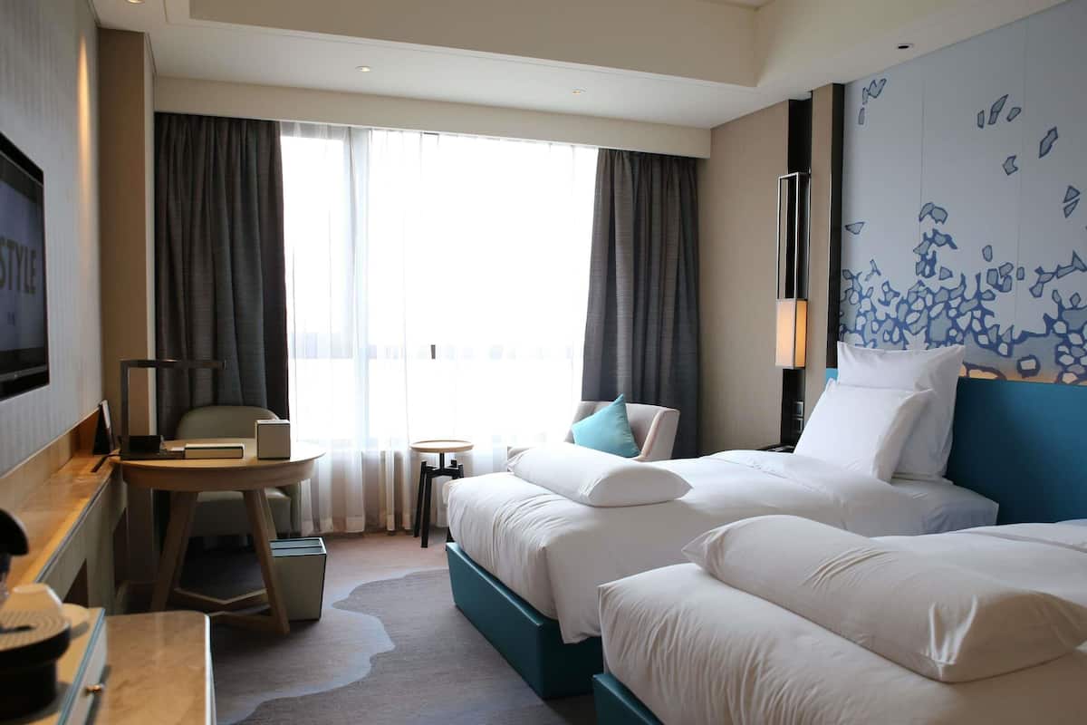 Ropa de cama de alta calidad, cubrecamas y minibar