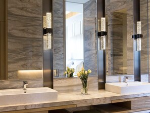 Literie de qualité supérieure, couette en duvet d'oie, minibar