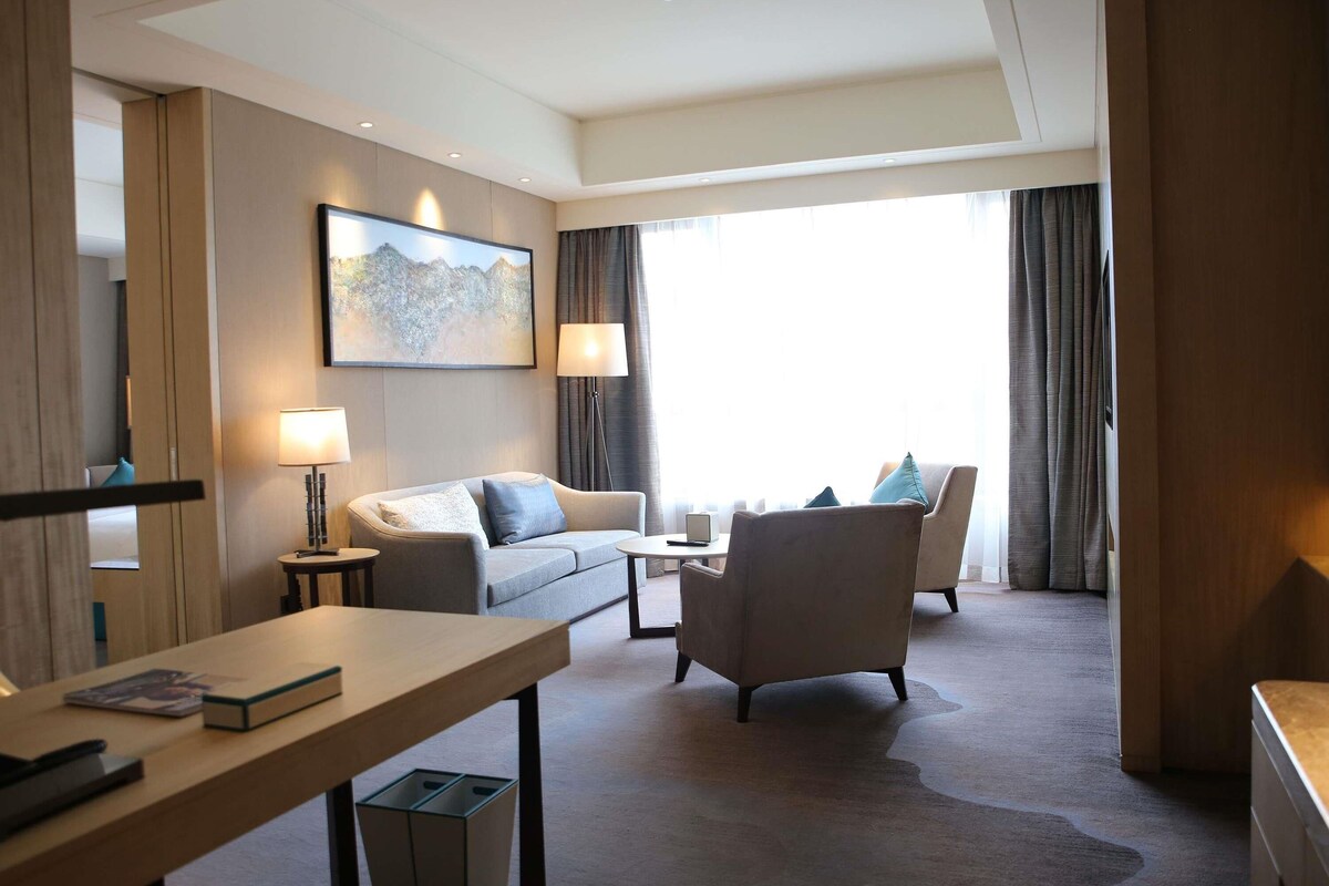 Seprai premium, selimut bulu angsa, minibar, dan brankas