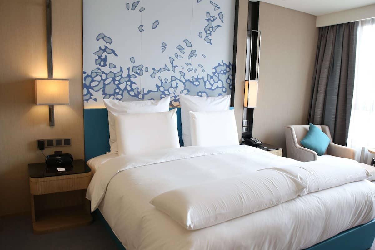 Ropa de cama de alta calidad, cubrecamas y minibar