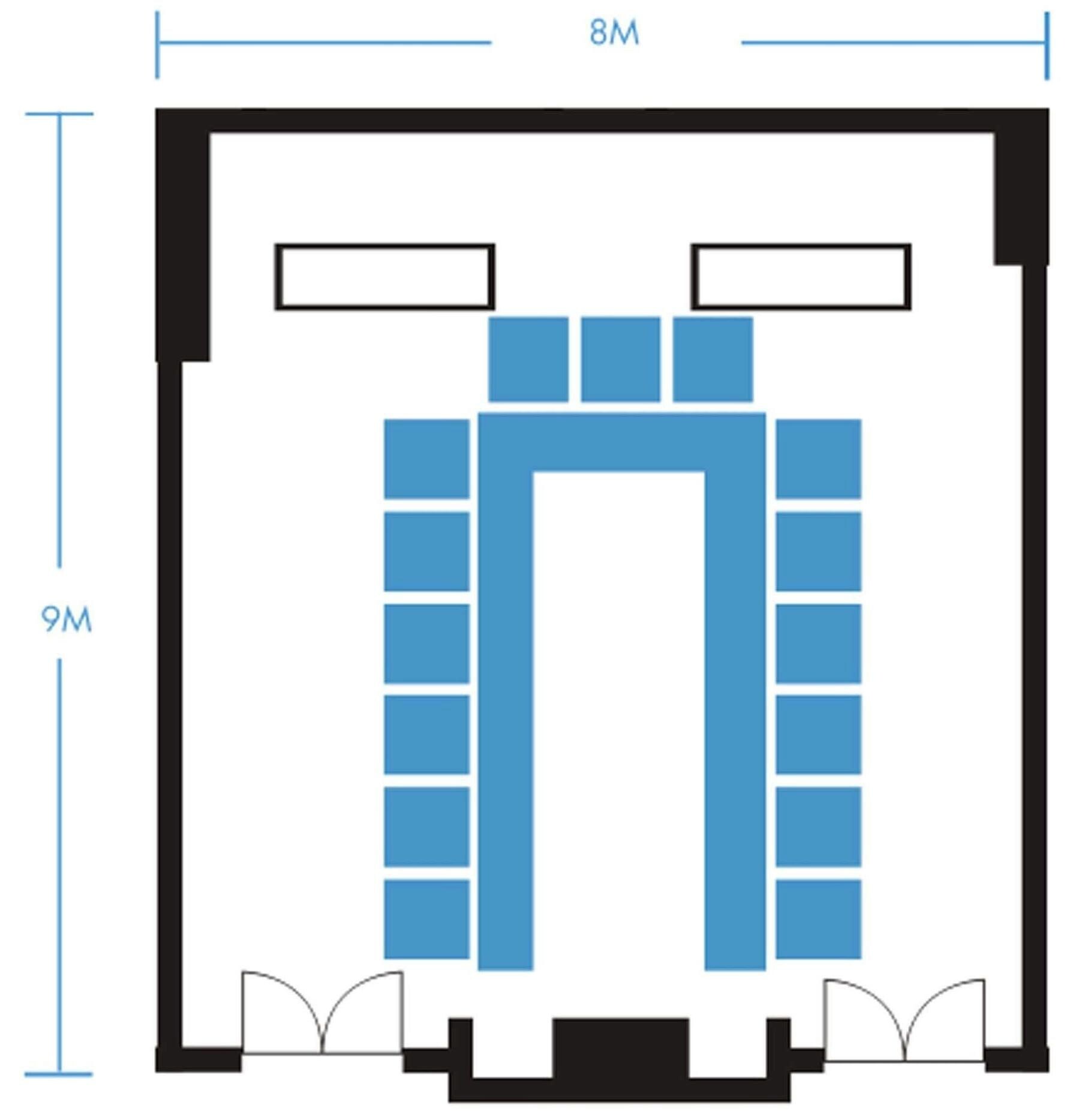 Distribución de una habitación de hotel con un espacio central amplio, dos áreas laterales y una altura total de 9 metros.