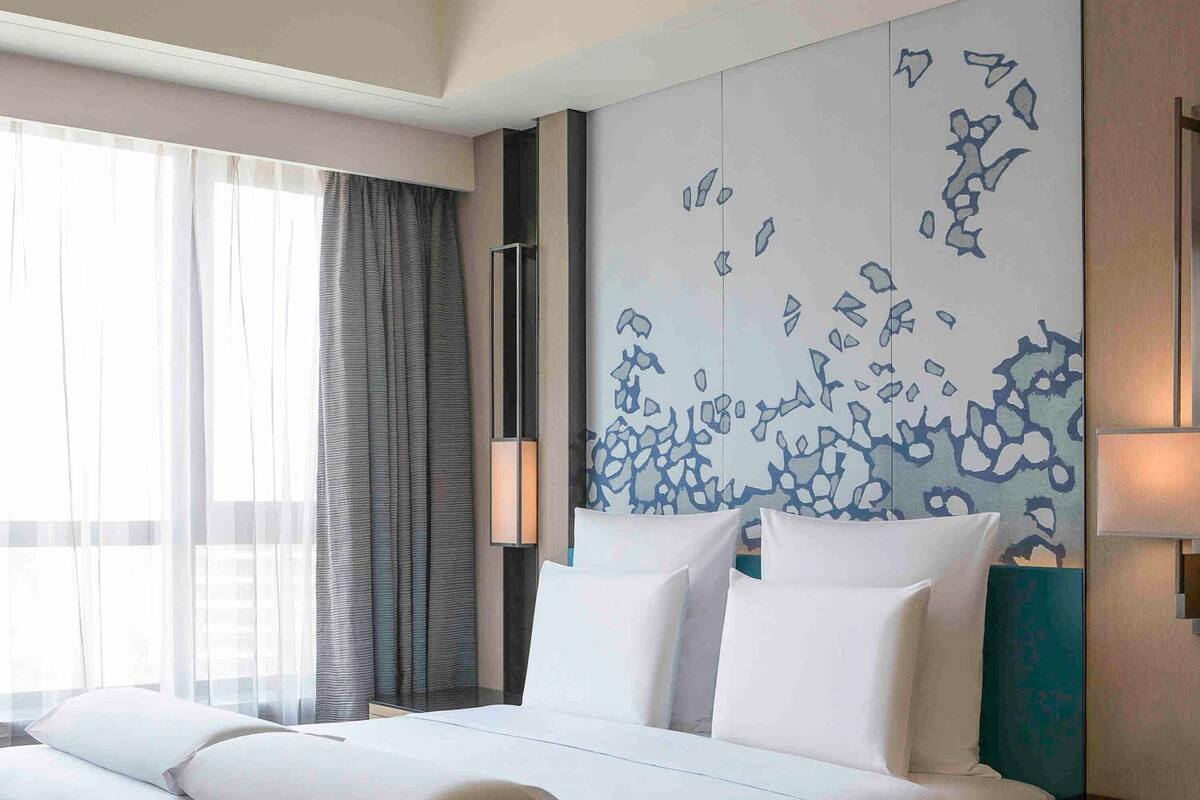 Superior Suite, 1 King Bed, Club Lounge Access | Premium bedding, down comforters, minibar, in-room safe