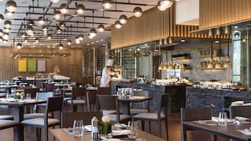 3 restaurantes, se sirven desayunos, comidas y cocina internacional