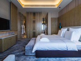 Premium bedding, down comforters, minibar, in-room safe