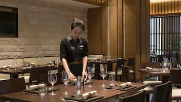 3 restaurants, breakfast, lunch, dinner served; international cuisine