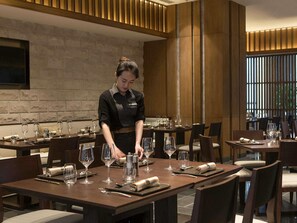 3 restaurants, servant le déjeuner et le dîner; cuisine internationale