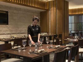3 restaurantes; se sirve desayuno, almuerzo y cena; cocina internacional