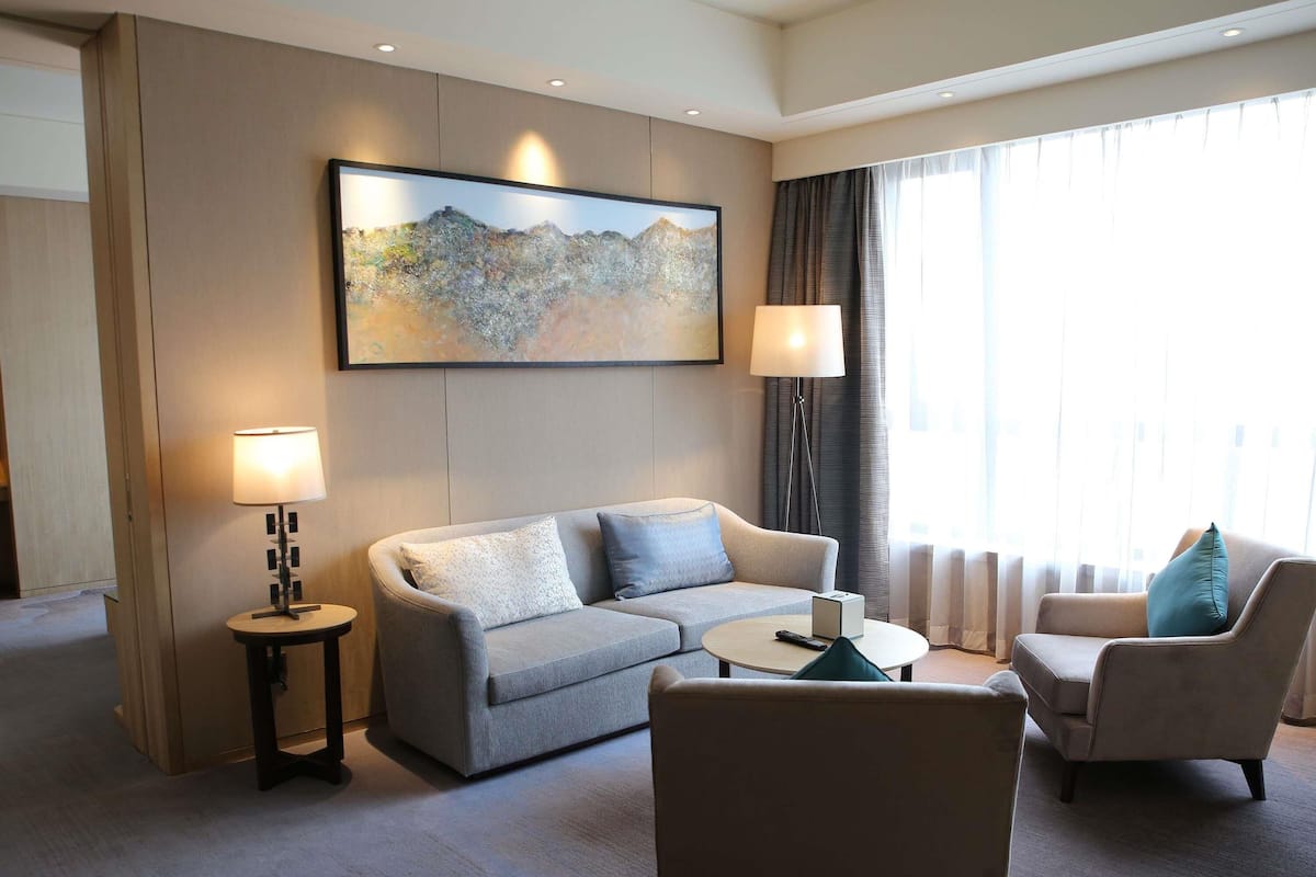 Ropa de cama de alta calidad, cubrecamas y minibar