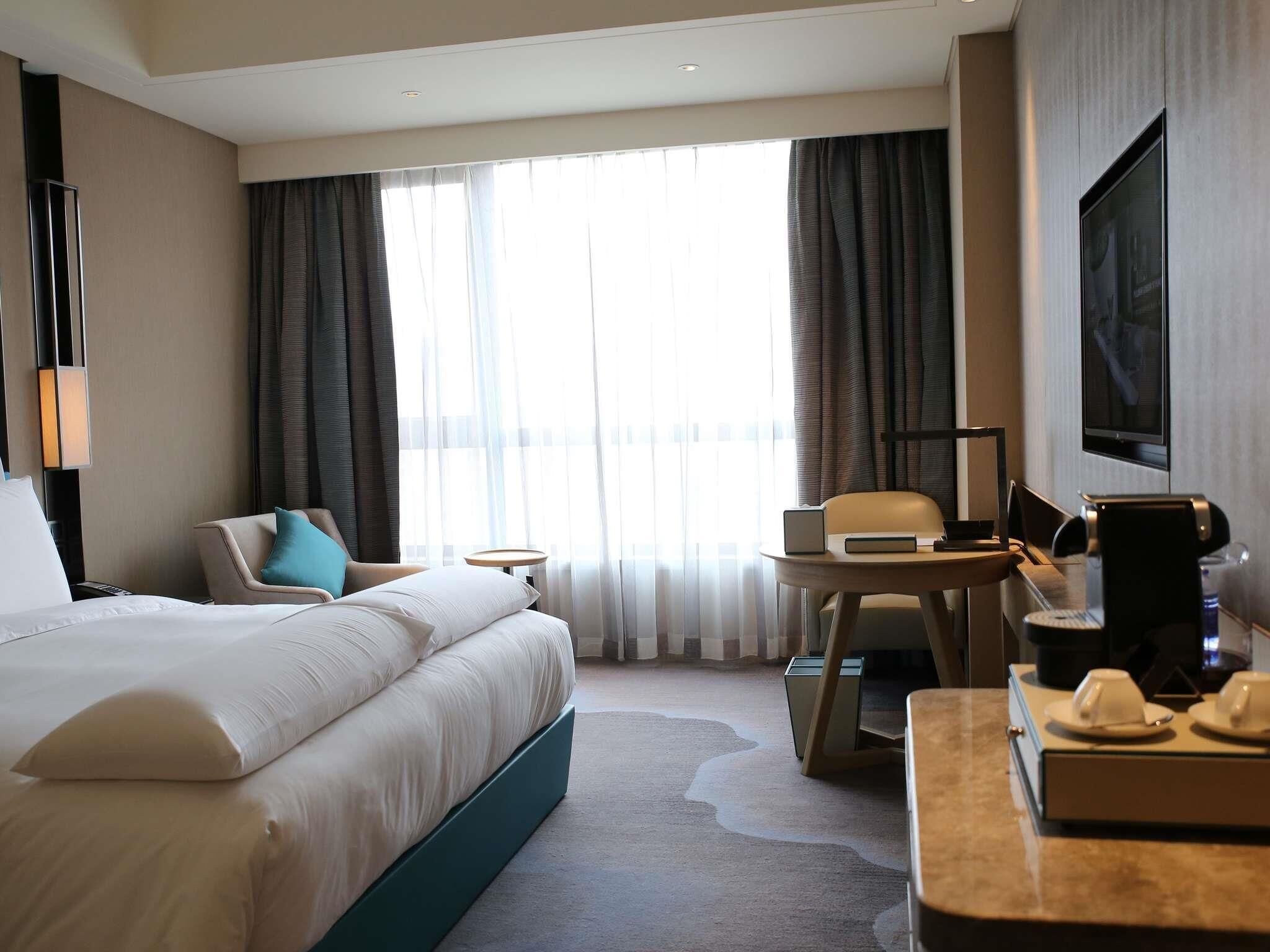 Deluxe Room, 1 King Bed, Club Lounge Access (Executive, High Floor) | Premium bedding, down comforters, minibar, in-room safe