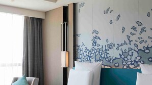 A hotel room with two beds, a large window with curtains, and a wall with abstract art. - Pullman Taiyuan (Taiyuan)