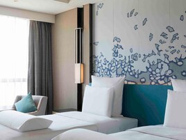 Ropa de cama de alta calidad, cubrecamas y minibar 