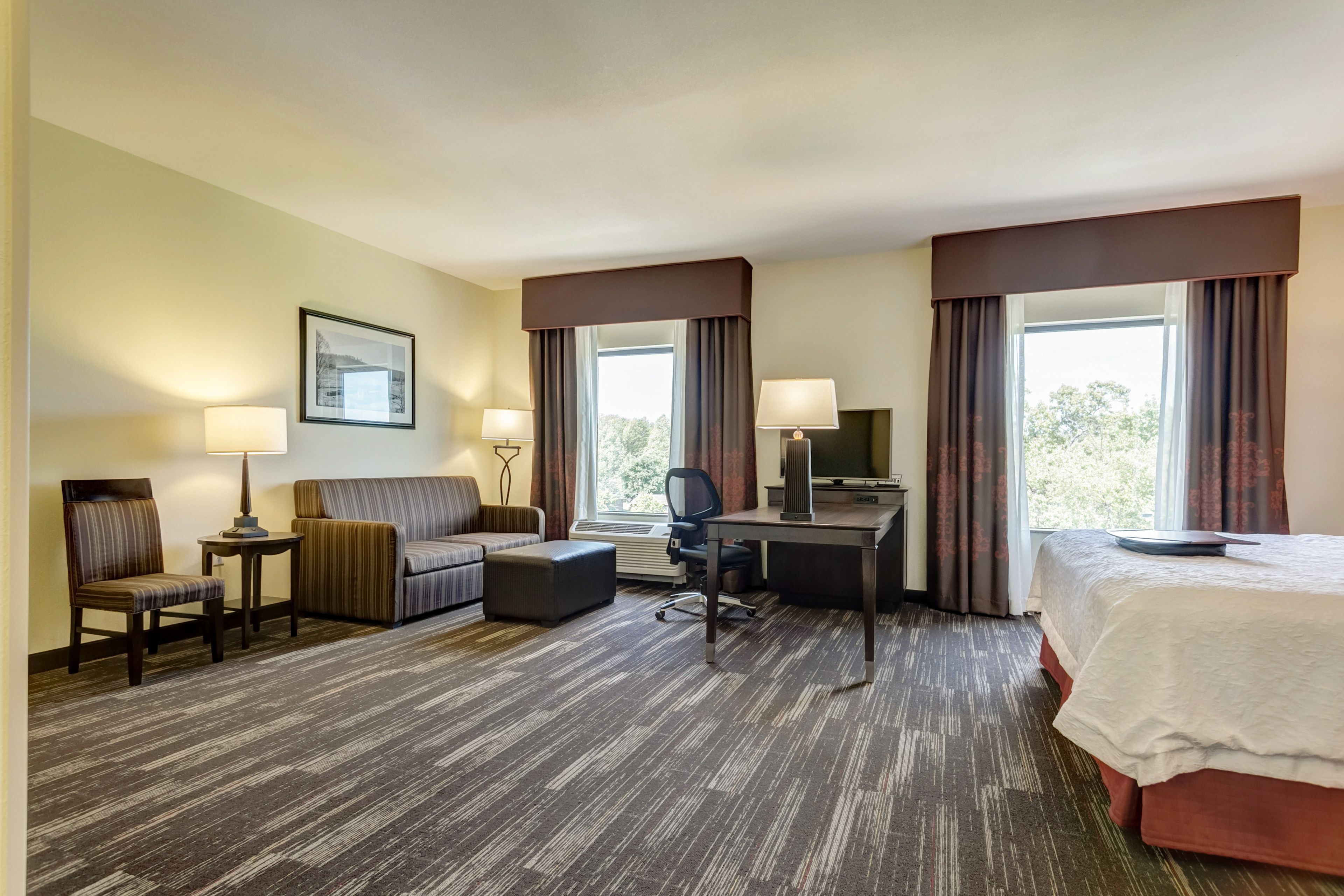 studio, 1 king bed, accessible, non smoking (roll-in shower) | hypo-allergenic bedding, pillow-top beds, in-room safe