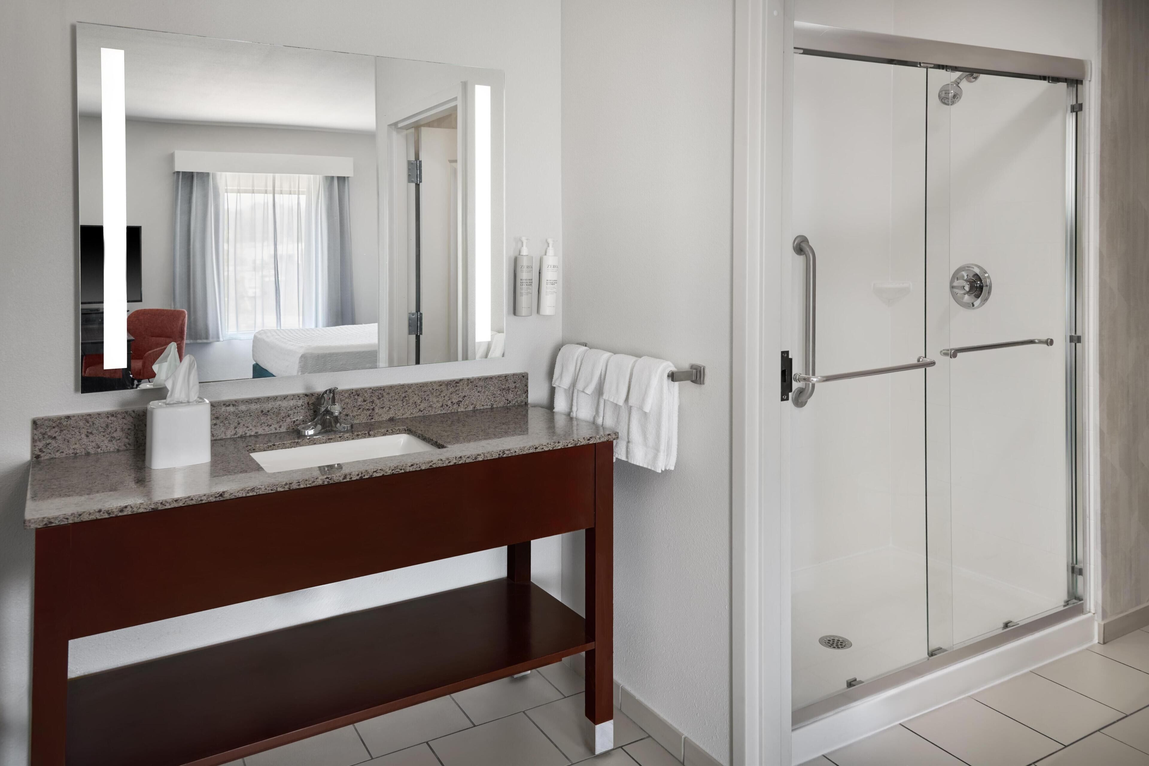 Studio, 1 King Bed, Non Smoking, Kitchenette | Bathroom shower