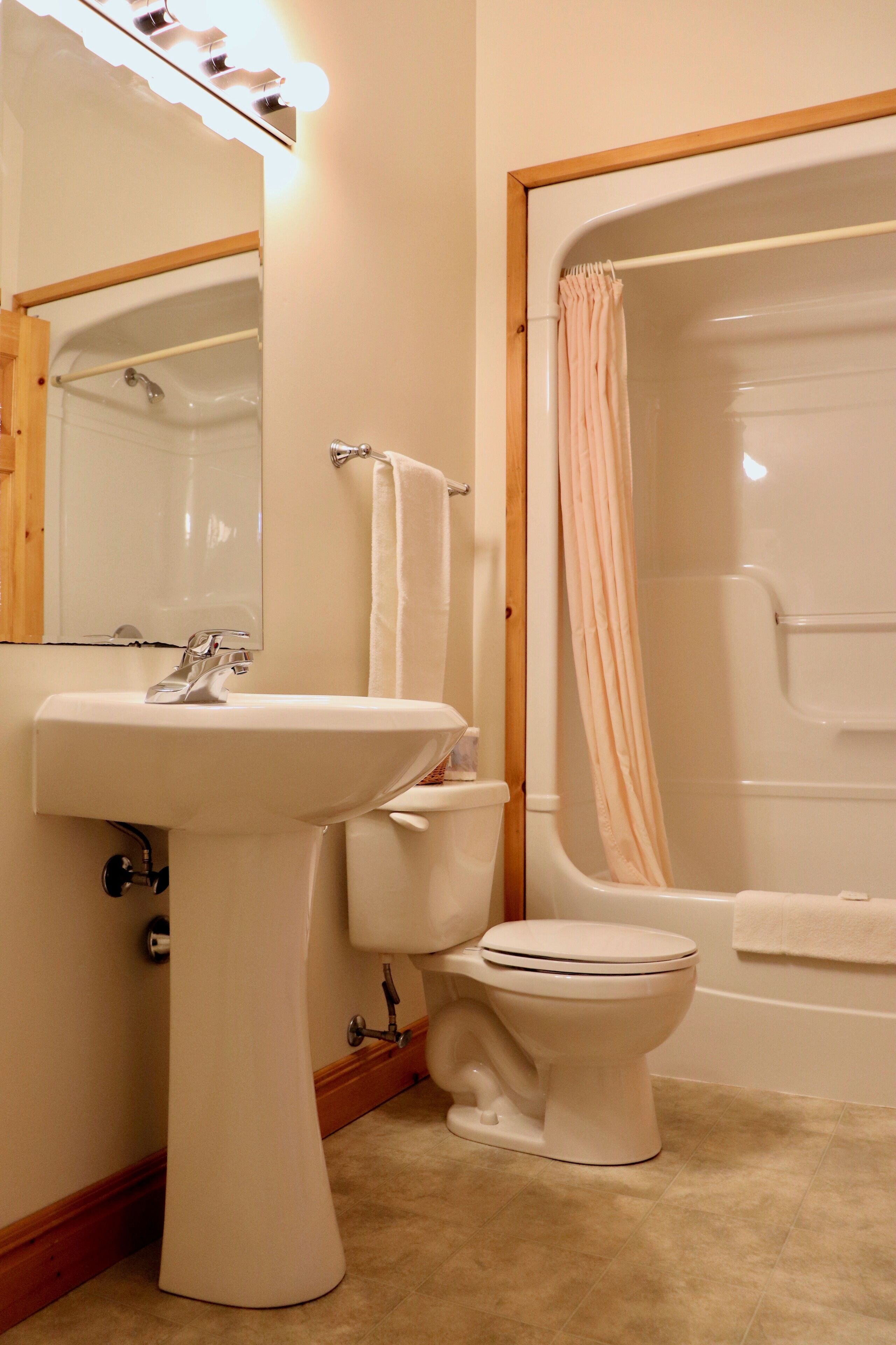 Une salle de bain avec un lavabo, des toilettes et une baignoire.