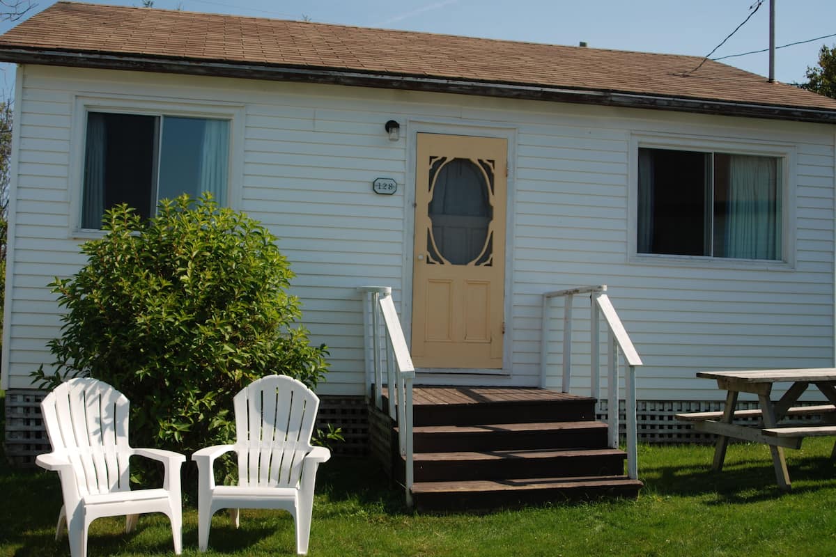 Family Cottage, 2 Bedrooms | 1 bedroom, iron/ironing board, free WiFi, bed sheets