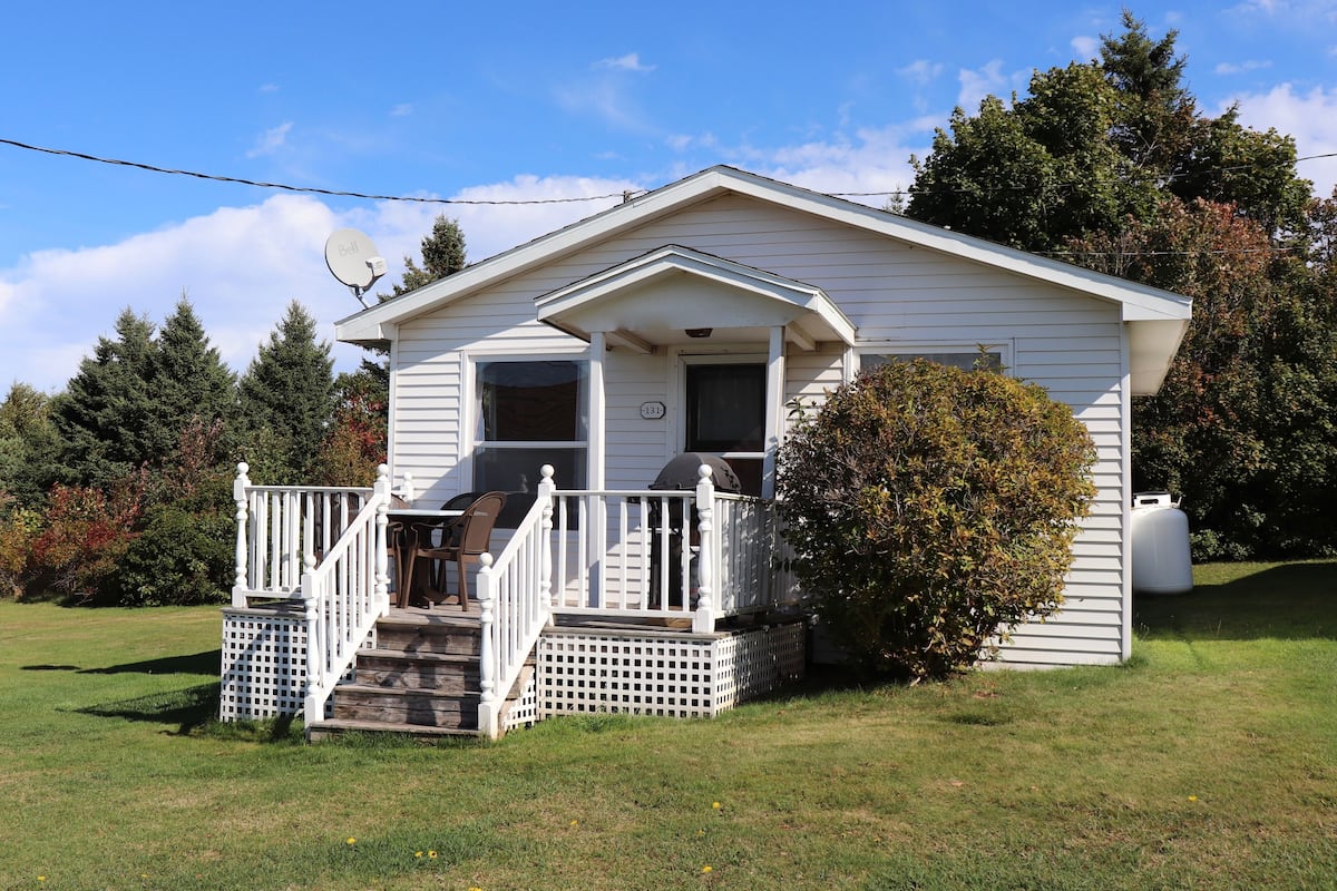 Standard Cottage, 2 Bedrooms, Kitchen | 1 bedroom, iron/ironing board, free WiFi, bed sheets