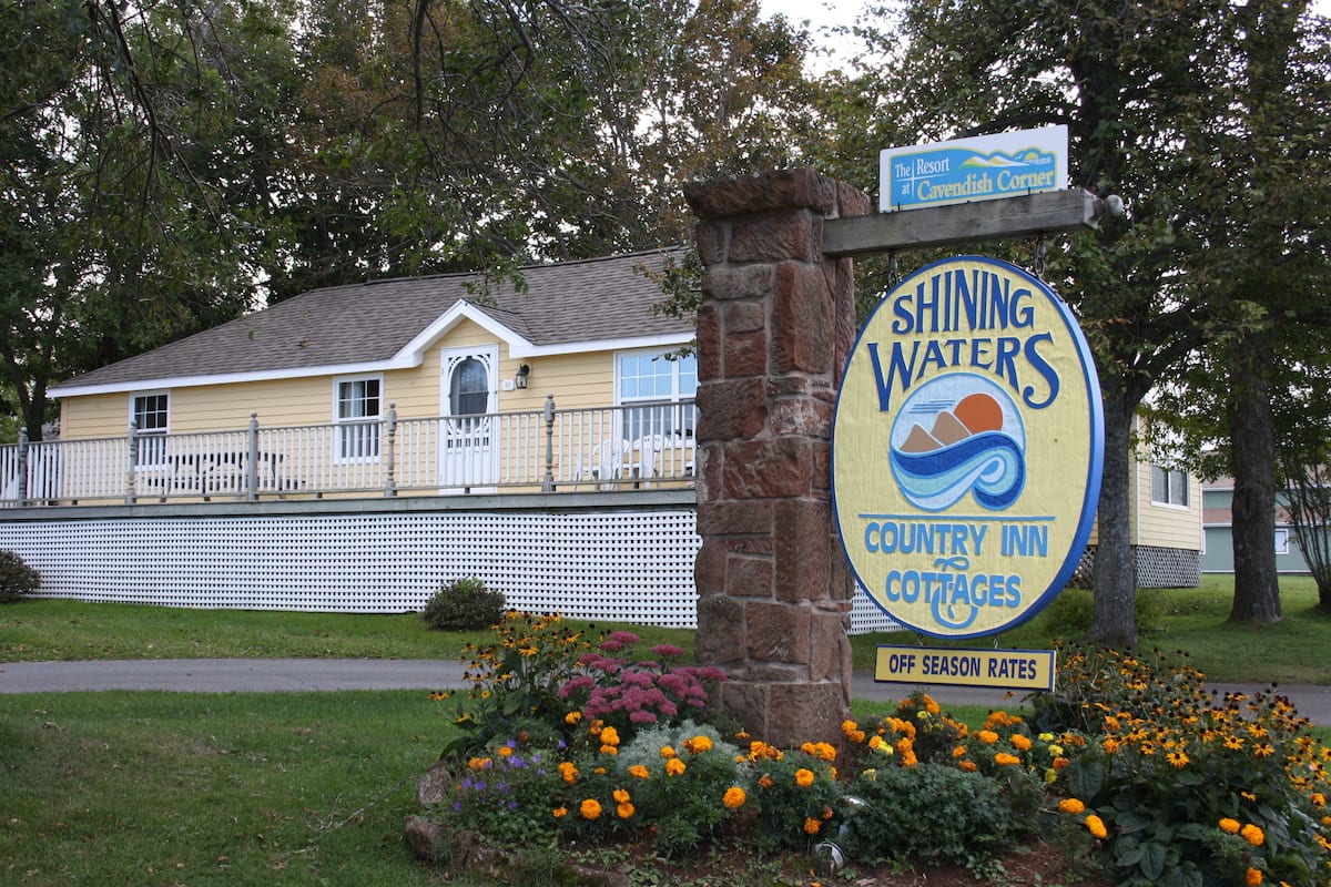Letrero de Shining Waters Country Inn & Cottages anunciando tarifas de temporada baja.