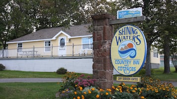 Luxury Cottage, Multiple Beds | 1 bedroom, iron/ironing board, free WiFi, bed sheets