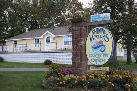 Luxury Cottage, Multiple Beds | Iron/ironing board, free WiFi, bed sheets. Shining Waters Cottages