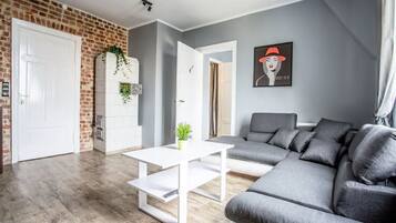 Habitación triple (301 Third Floor, Street View) | Zona de estar | Una televisión